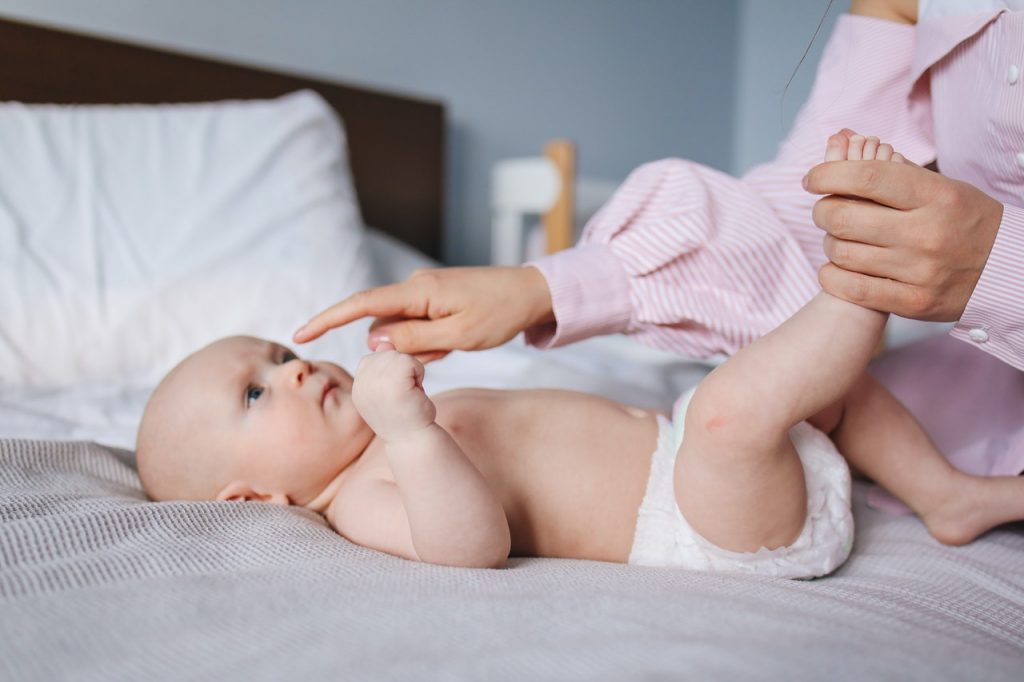 Bebê trocando fralda